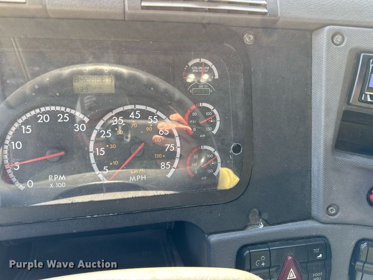 image for item DQ6652 2012 Freightliner Cascadia 113 semi truck