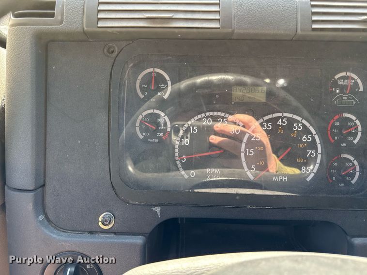 image for item DQ6652 2012 Freightliner Cascadia 113 semi truck