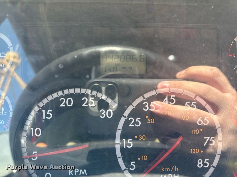 image for item DQ6652 2012 Freightliner Cascadia 113 semi truck