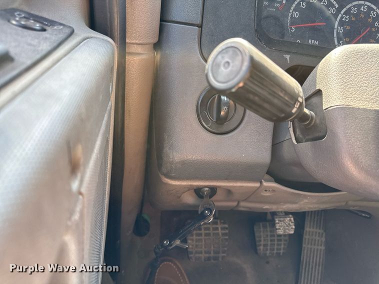 image for item DQ6652 2012 Freightliner Cascadia 113 semi truck