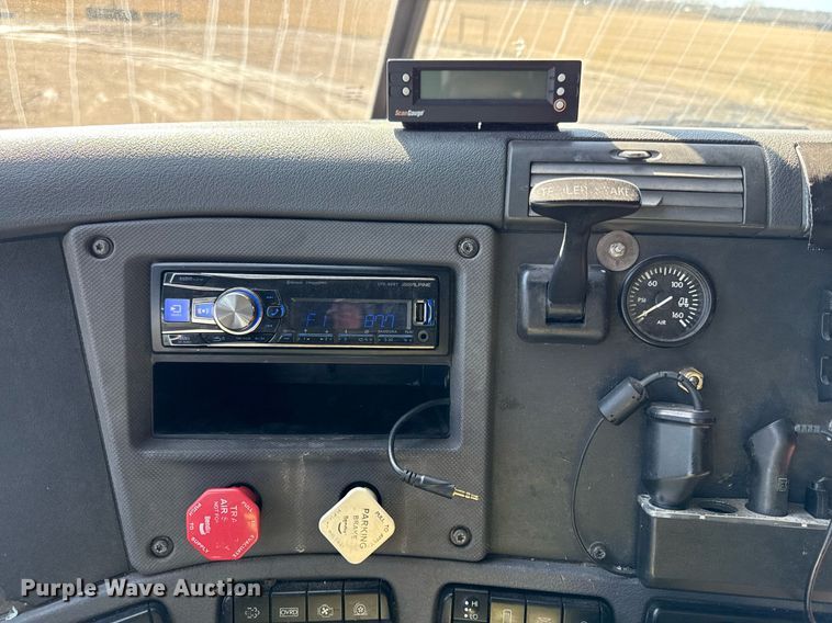 image for item DQ6652 2012 Freightliner Cascadia 113 semi truck