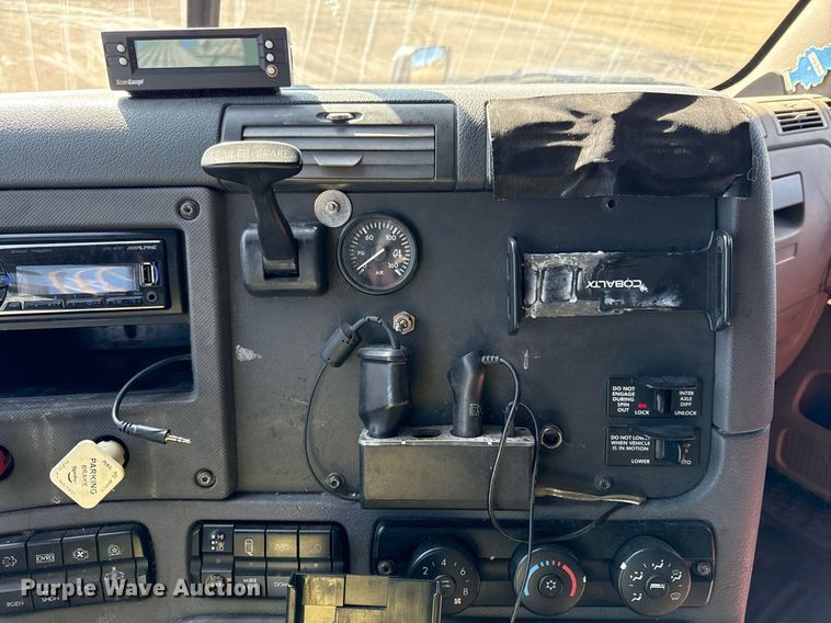 image for item DQ6652 2012 Freightliner Cascadia 113 semi truck