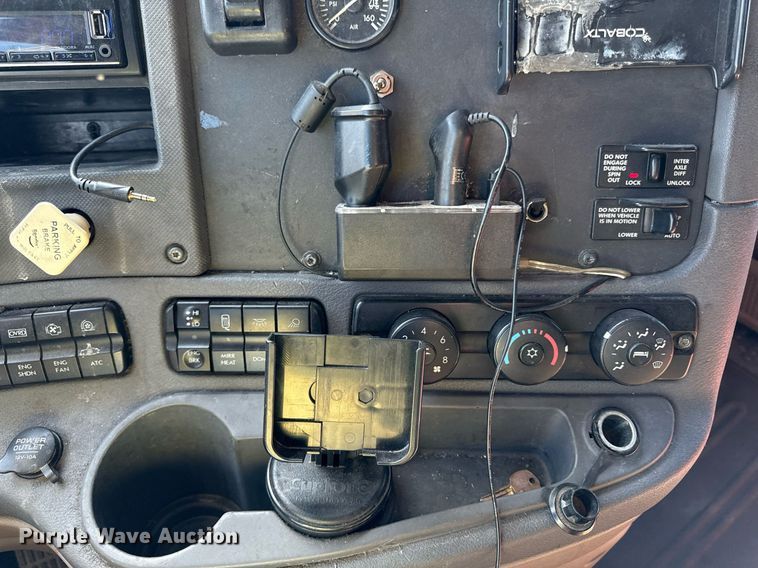 image for item DQ6652 2012 Freightliner Cascadia 113 semi truck