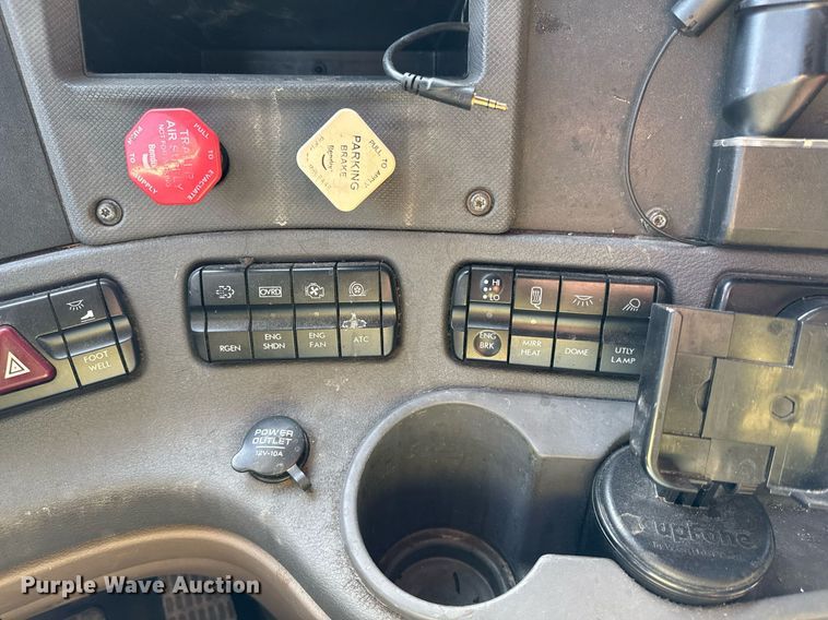 image for item DQ6652 2012 Freightliner Cascadia 113 semi truck