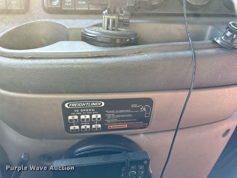 image for item DQ6652 2012 Freightliner Cascadia 113 semi truck