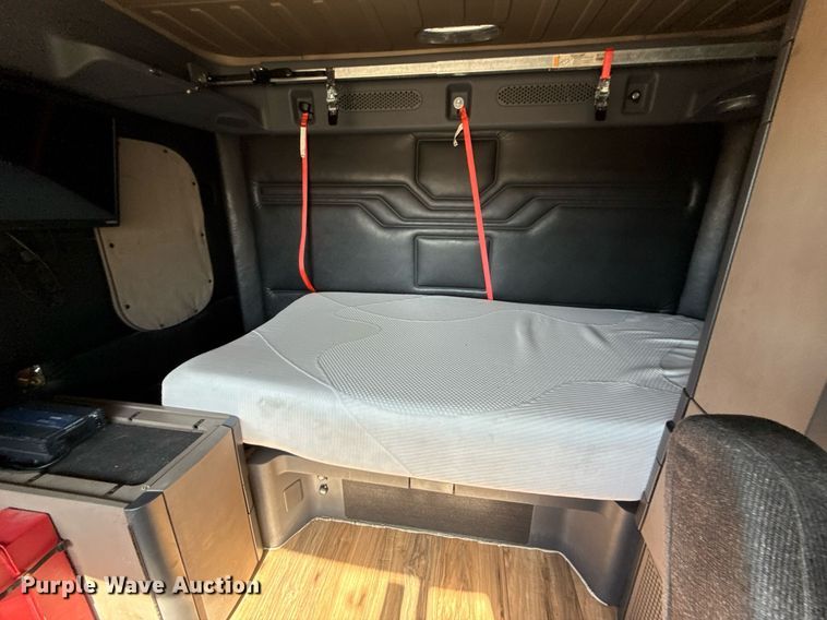 image for item DQ6652 2012 Freightliner Cascadia 113 semi truck