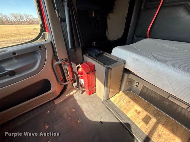 image for item DQ6652 2012 Freightliner Cascadia 113 semi truck