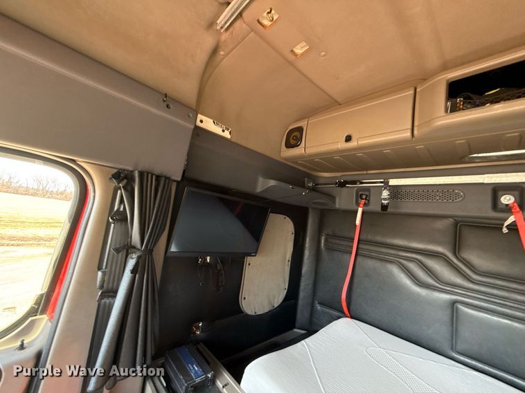 image for item DQ6652 2012 Freightliner Cascadia 113 semi truck