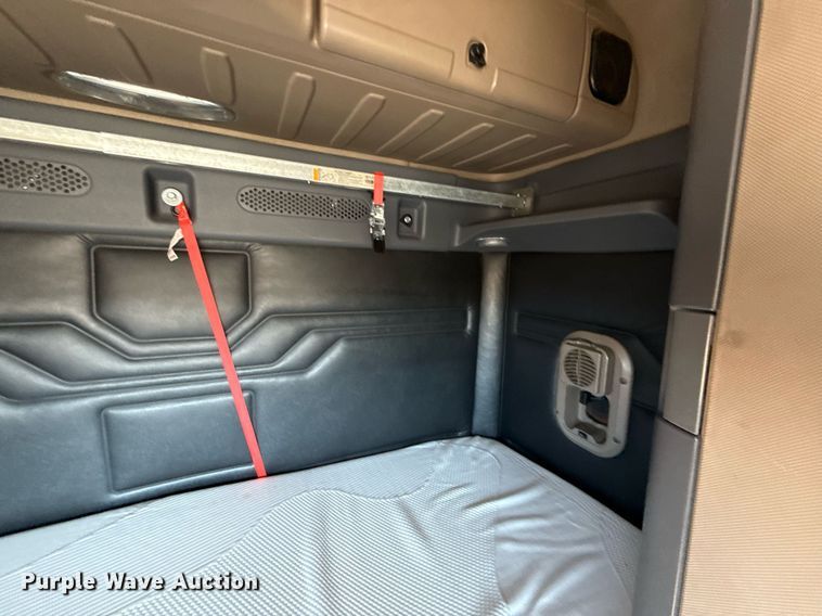 image for item DQ6652 2012 Freightliner Cascadia 113 semi truck