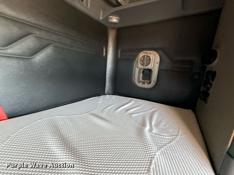 image for item DQ6652 2012 Freightliner Cascadia 113 semi truck