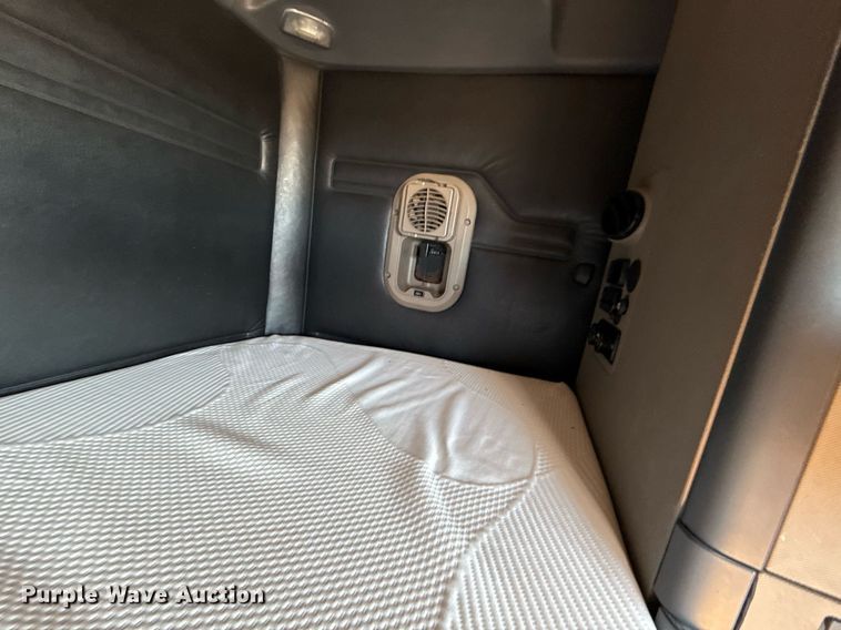 image for item DQ6652 2012 Freightliner Cascadia 113 semi truck