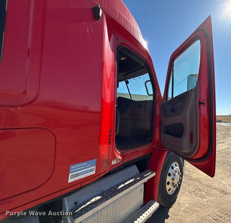 image for item DQ6652 2012 Freightliner Cascadia 113 semi truck