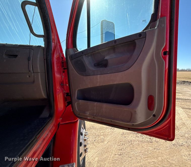 image for item DQ6652 2012 Freightliner Cascadia 113 semi truck