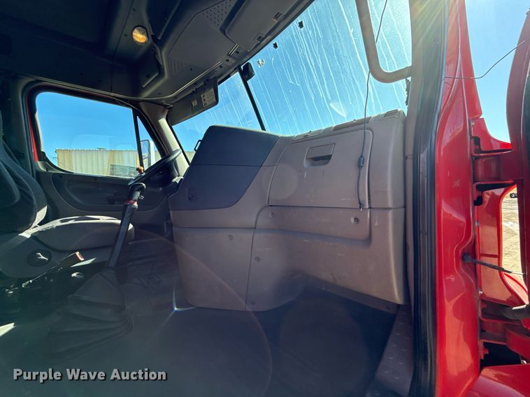 image for item DQ6652 2012 Freightliner Cascadia 113 semi truck