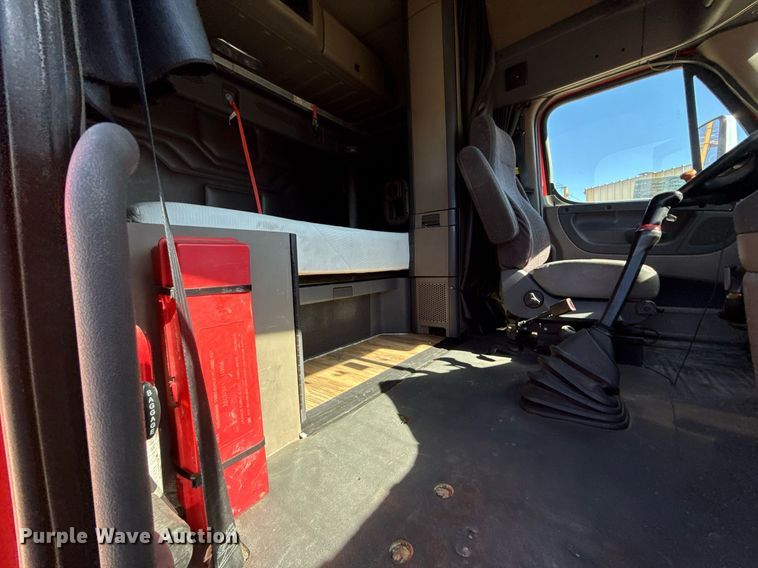 image for item DQ6652 2012 Freightliner Cascadia 113 semi truck