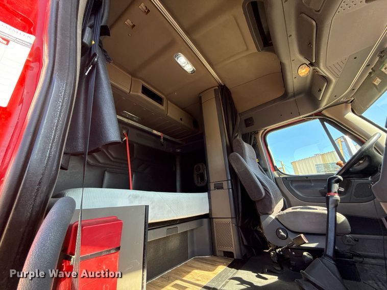 image for item DQ6652 2012 Freightliner Cascadia 113 semi truck