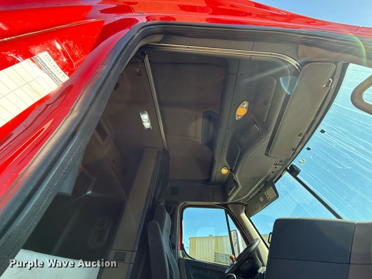 image for item DQ6652 2012 Freightliner Cascadia 113 semi truck