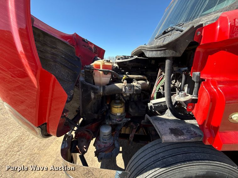 image for item DQ6652 2012 Freightliner Cascadia 113 semi truck