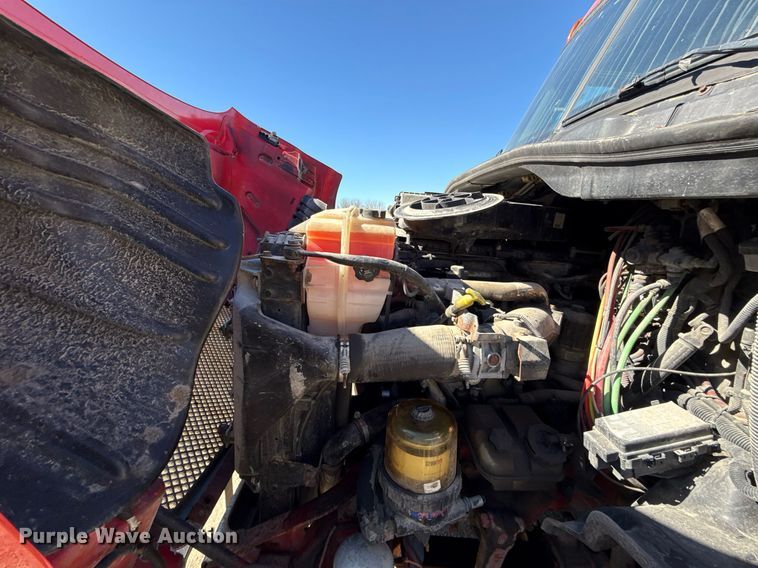 image for item DQ6652 2012 Freightliner Cascadia 113 semi truck