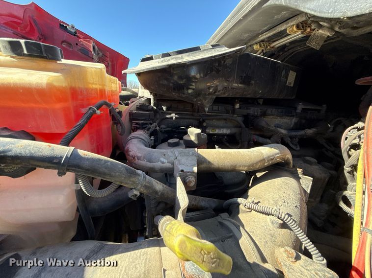 image for item DQ6652 2012 Freightliner Cascadia 113 semi truck