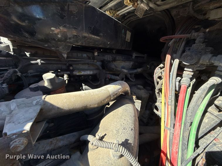 image for item DQ6652 2012 Freightliner Cascadia 113 semi truck