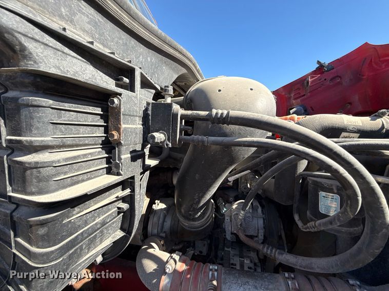 image for item DQ6652 2012 Freightliner Cascadia 113 semi truck