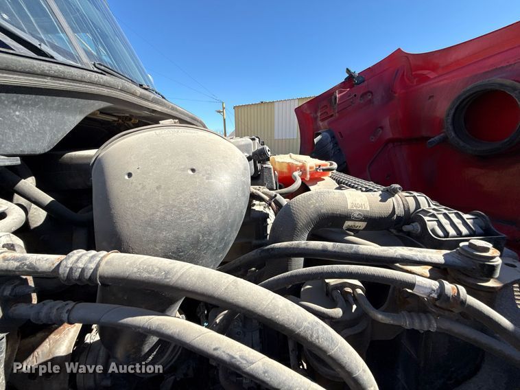 image for item DQ6652 2012 Freightliner Cascadia 113 semi truck