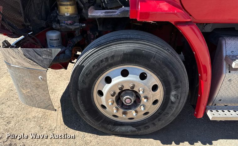 image for item DQ6652 2012 Freightliner Cascadia 113 semi truck