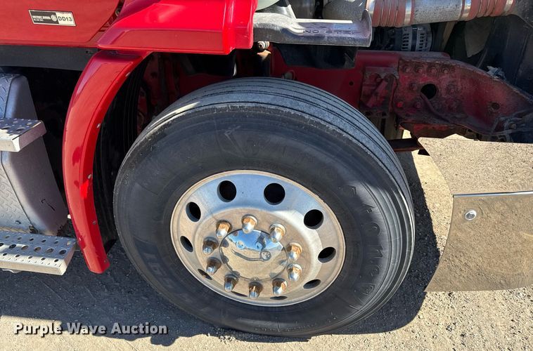 image for item DQ6652 2012 Freightliner Cascadia 113 semi truck