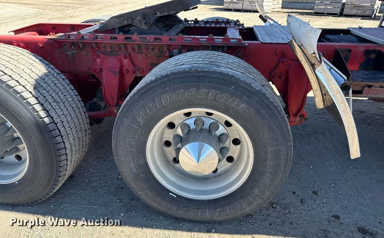 image for item DQ6652 2012 Freightliner Cascadia 113 semi truck