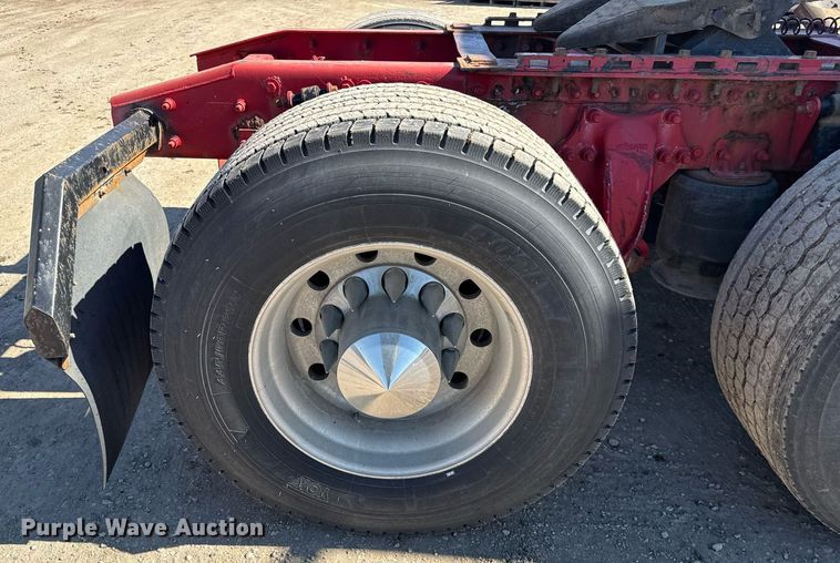 image for item DQ6652 2012 Freightliner Cascadia 113 semi truck