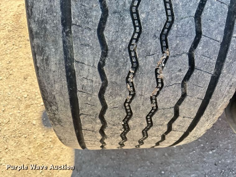 image for item DQ6652 2012 Freightliner Cascadia 113 semi truck