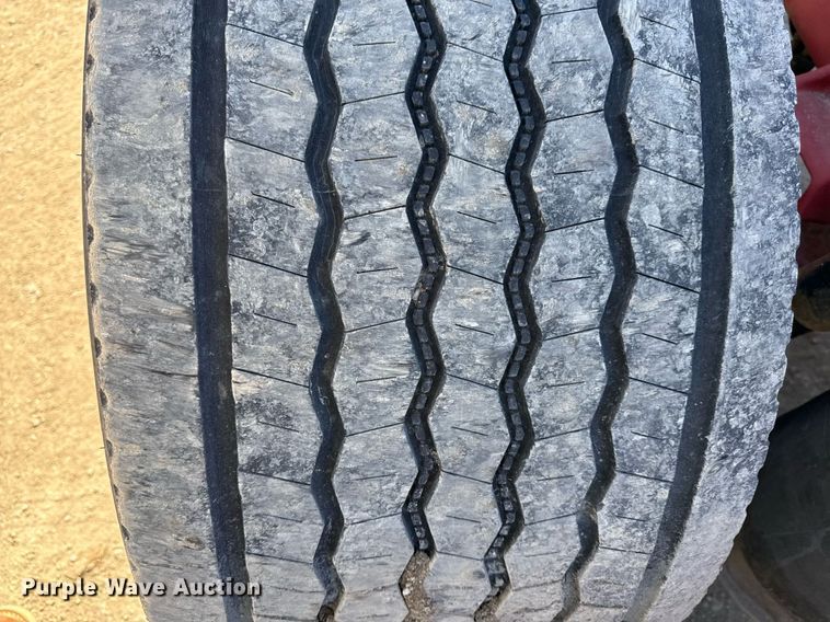 image for item DQ6652 2012 Freightliner Cascadia 113 semi truck