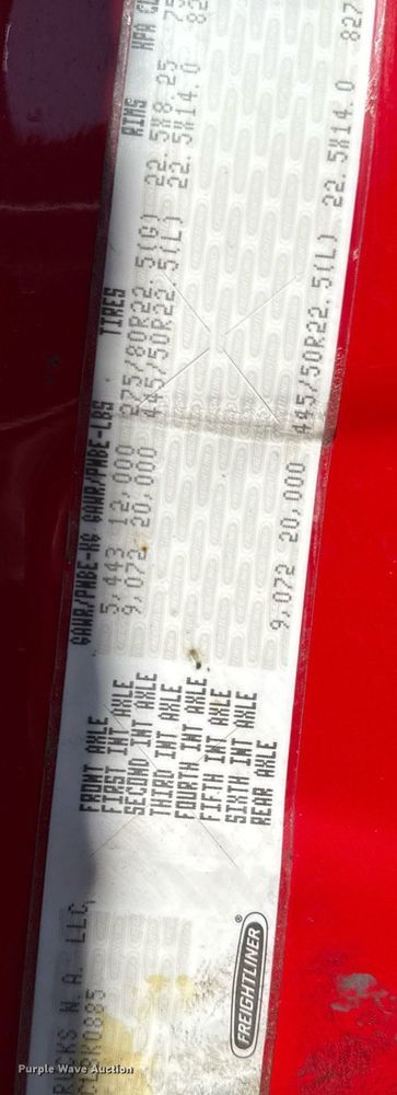 image for item DQ6652 2012 Freightliner Cascadia 113 semi truck