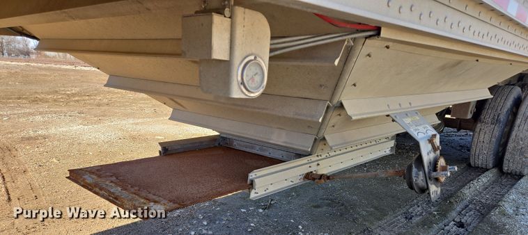 image for item DS5287 1999 Wilson Pacesetter grain trailer