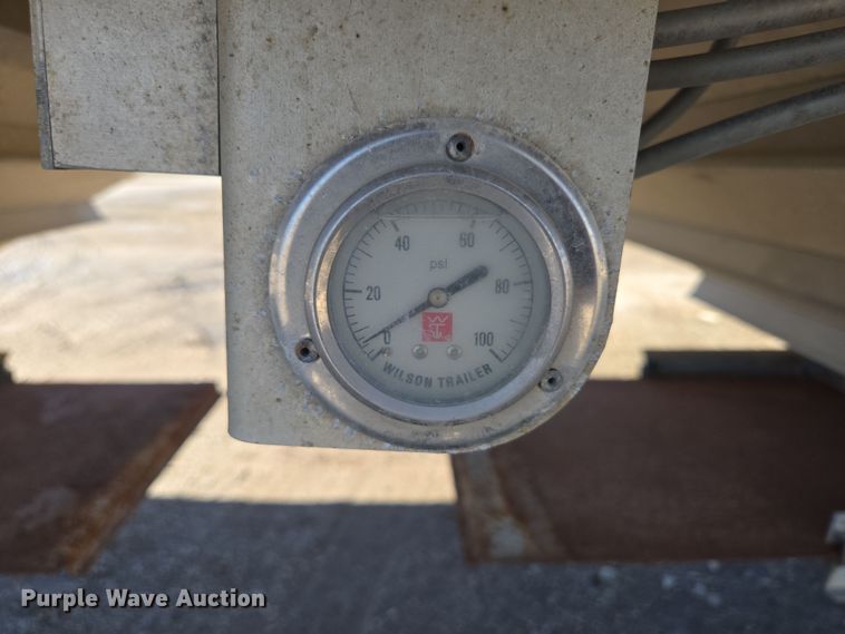 image for item DS5287 1999 Wilson Pacesetter grain trailer