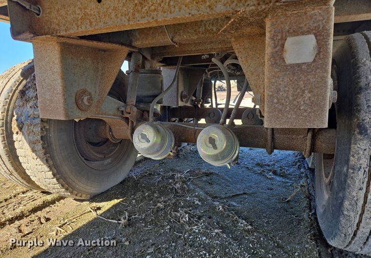 image for item DS5287 1999 Wilson Pacesetter grain trailer