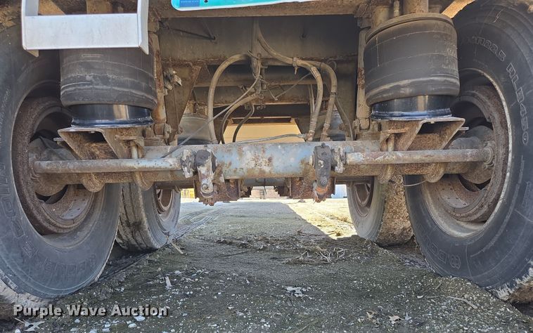 image for item DS5287 1999 Wilson Pacesetter grain trailer