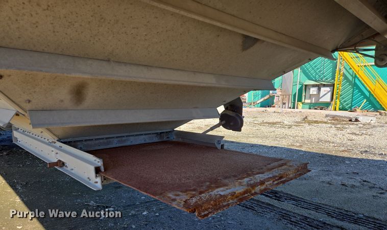 image for item DS5287 1999 Wilson Pacesetter grain trailer