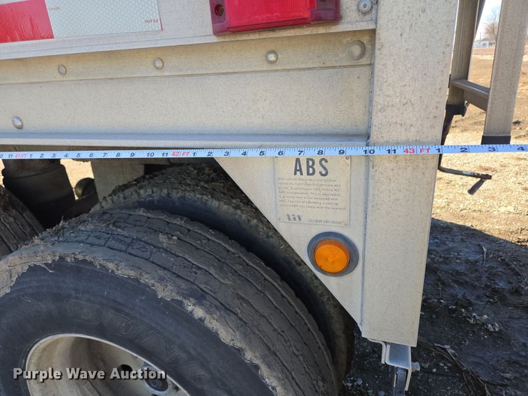 image for item DS5287 1999 Wilson Pacesetter grain trailer