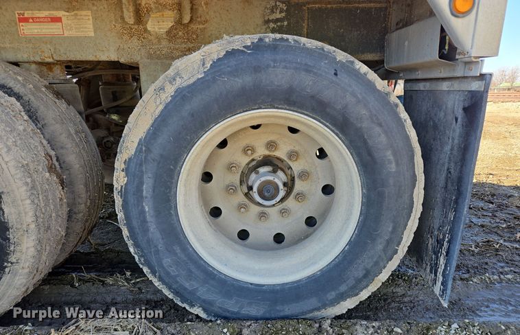 image for item DS5287 1999 Wilson Pacesetter grain trailer