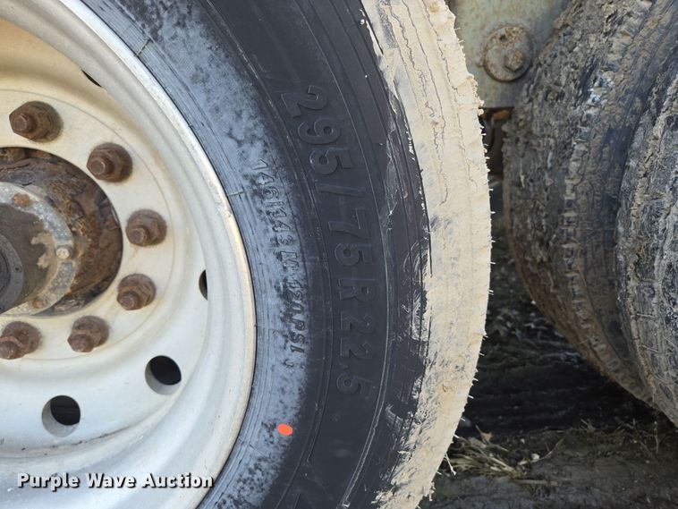 image for item DS5287 1999 Wilson Pacesetter grain trailer