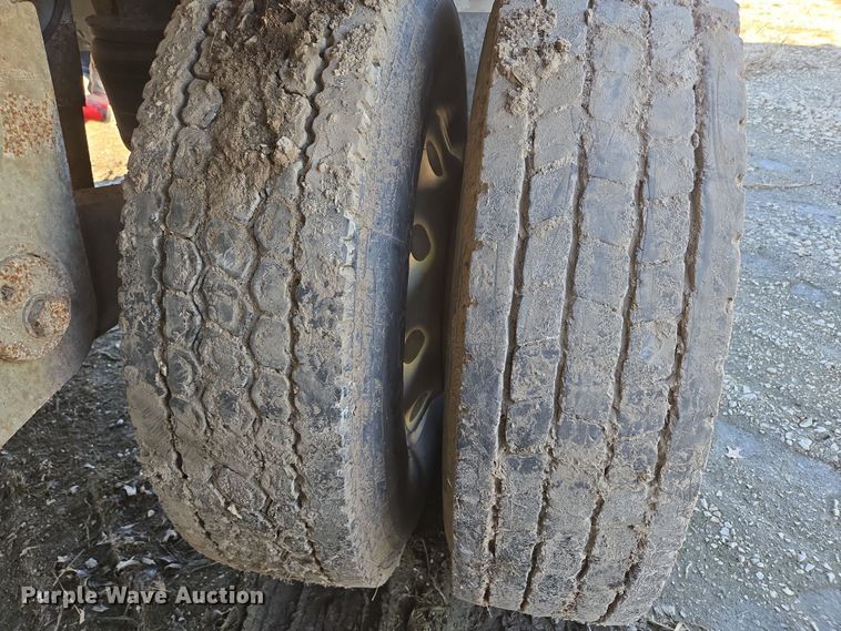 image for item DS5287 1999 Wilson Pacesetter grain trailer