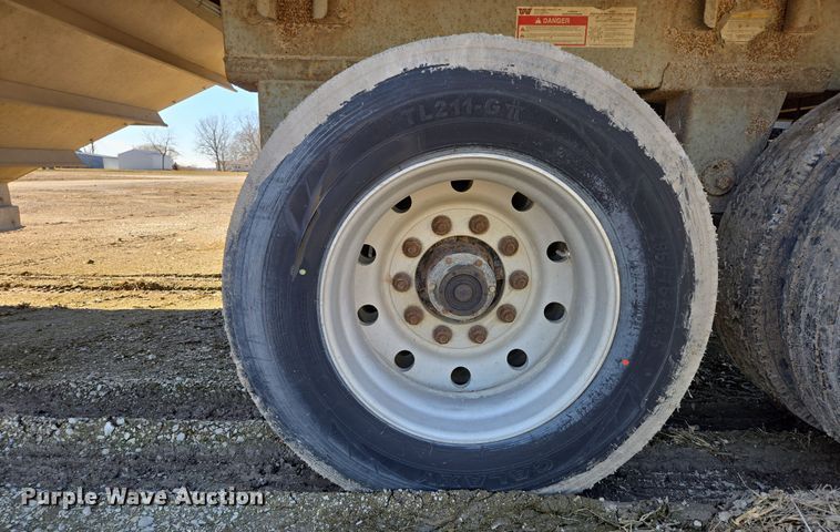 image for item DS5287 1999 Wilson Pacesetter grain trailer