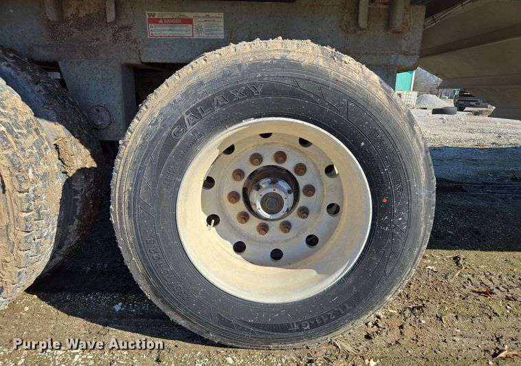 image for item DS5287 1999 Wilson Pacesetter grain trailer