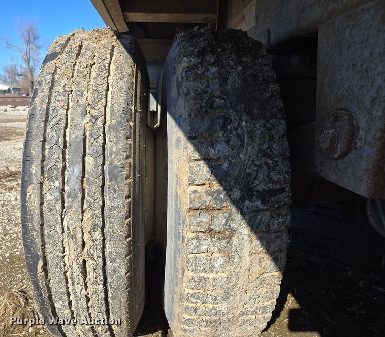 image for item DS5287 1999 Wilson Pacesetter grain trailer