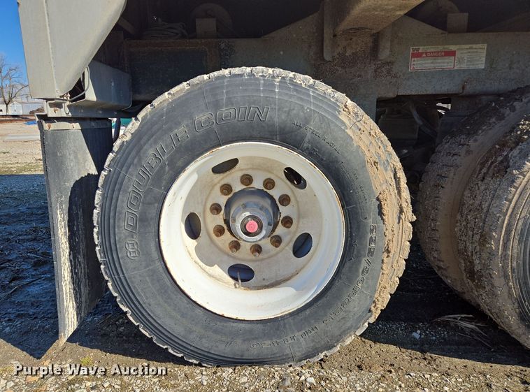 image for item DS5287 1999 Wilson Pacesetter grain trailer