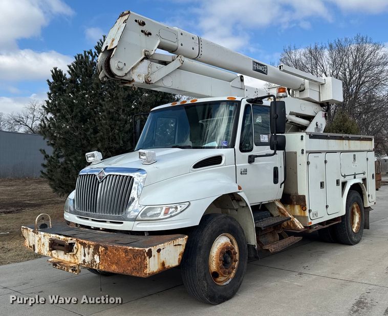 image for item DT0619 2005 International 4400 SBA 4x2 bucket truck