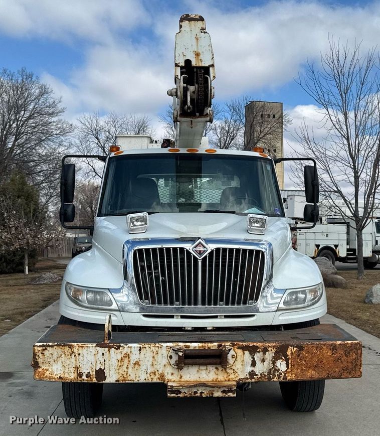 image for item DT0619 2005 International 4400 SBA 4x2 bucket truck