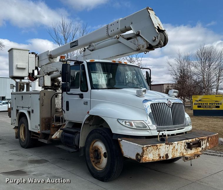 image for item DT0619 2005 International 4400 SBA 4x2 bucket truck